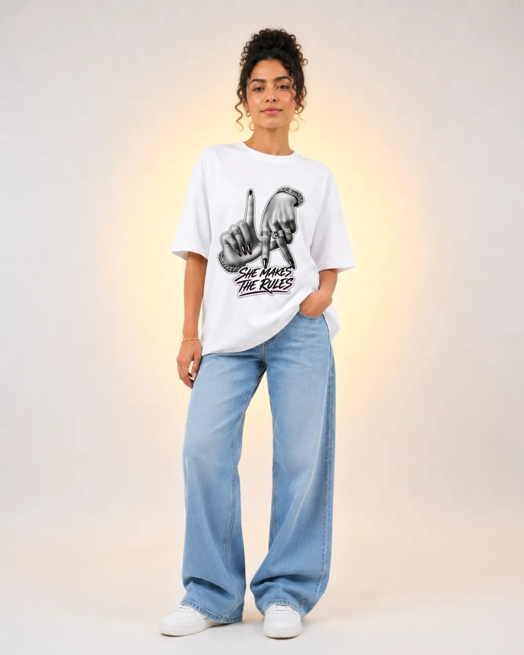 T-shirt Oversize blanc avec citation She Makes the Rules sur le devant