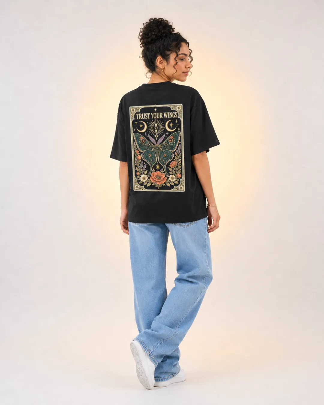 Dos du T-shirt Oversize noir avec grand visuel floral Trust Your Wings